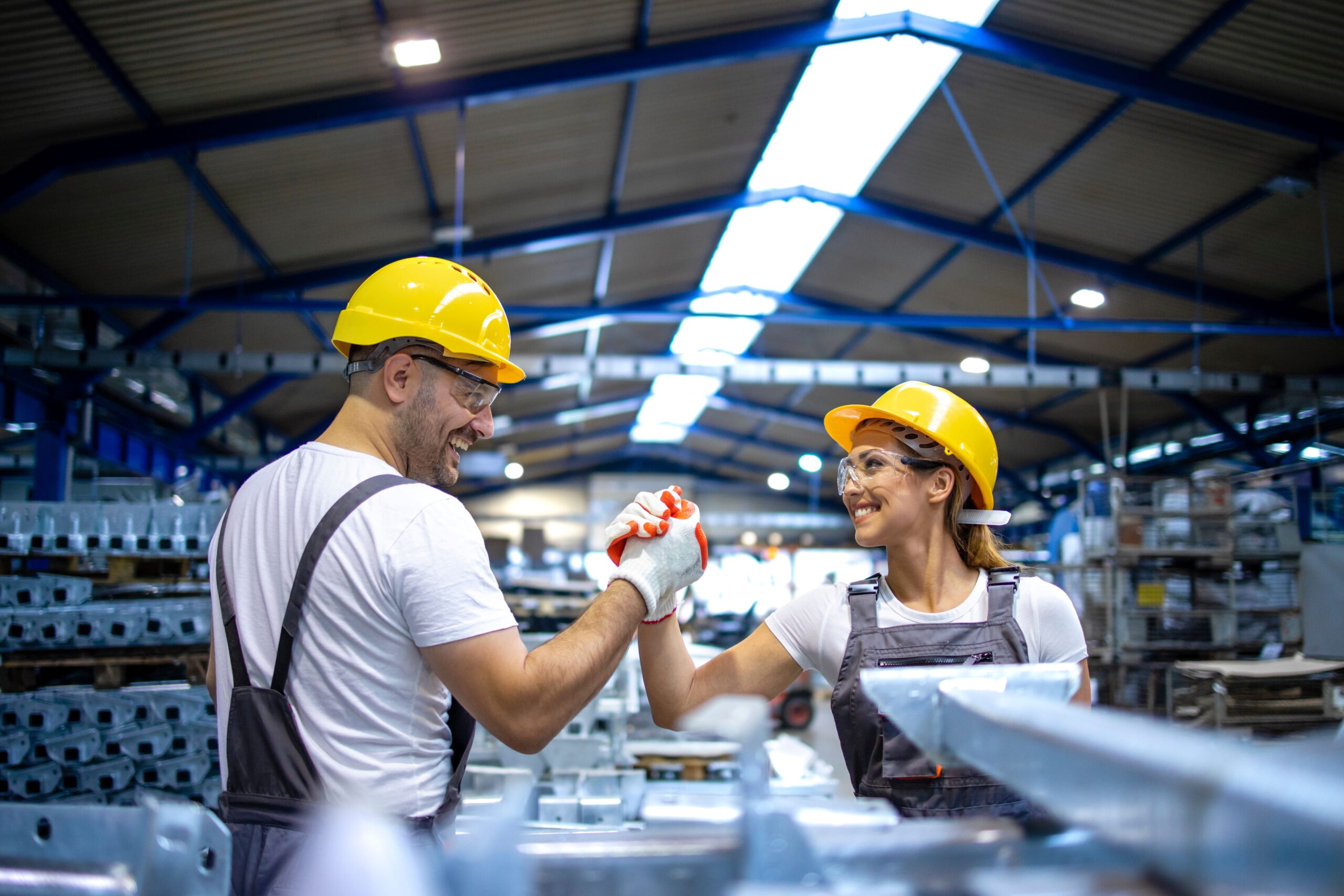 Mann und Frau arbeiten gemeinsam in der Industrie