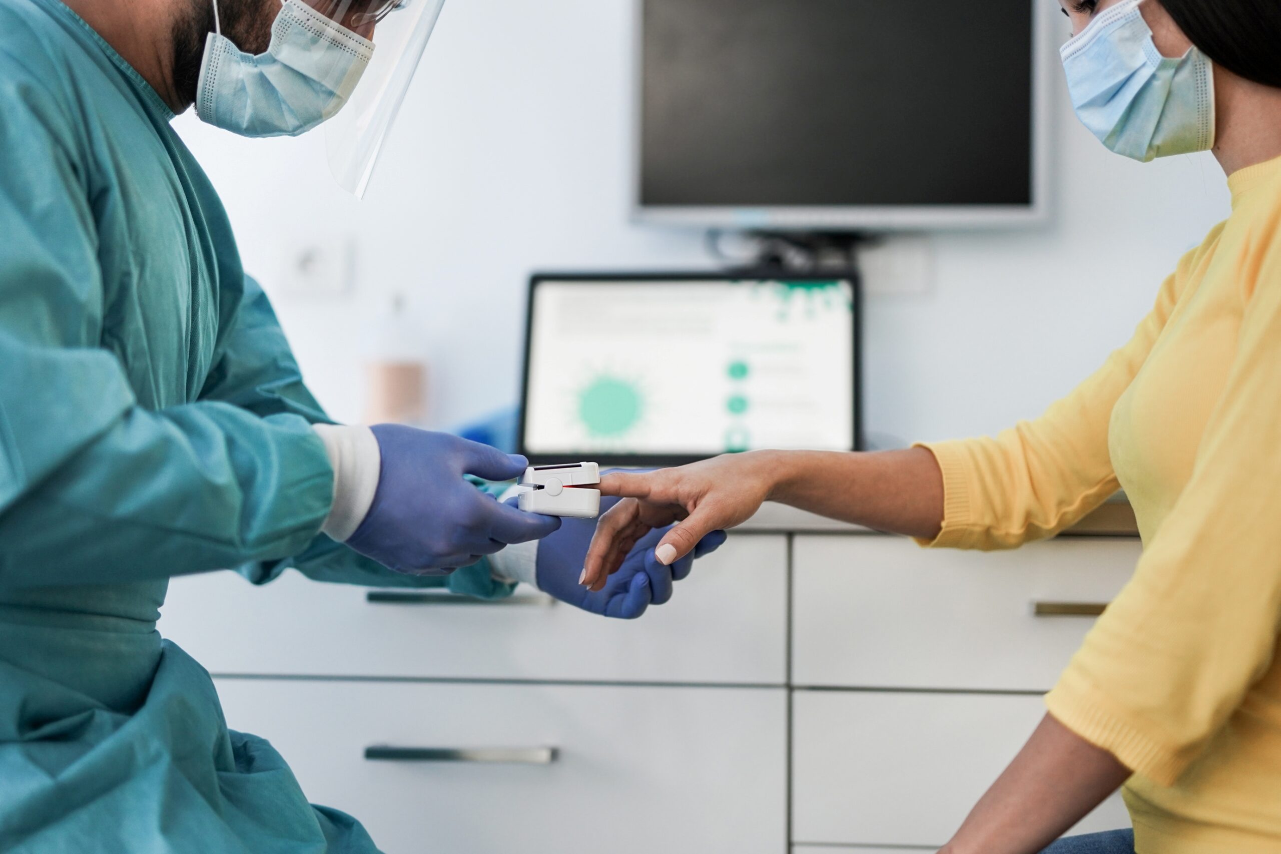 in medizinischer Fachmann misst die Sauerstoffsättigung einer Patientin mit einem Pulsoximeter am Finger